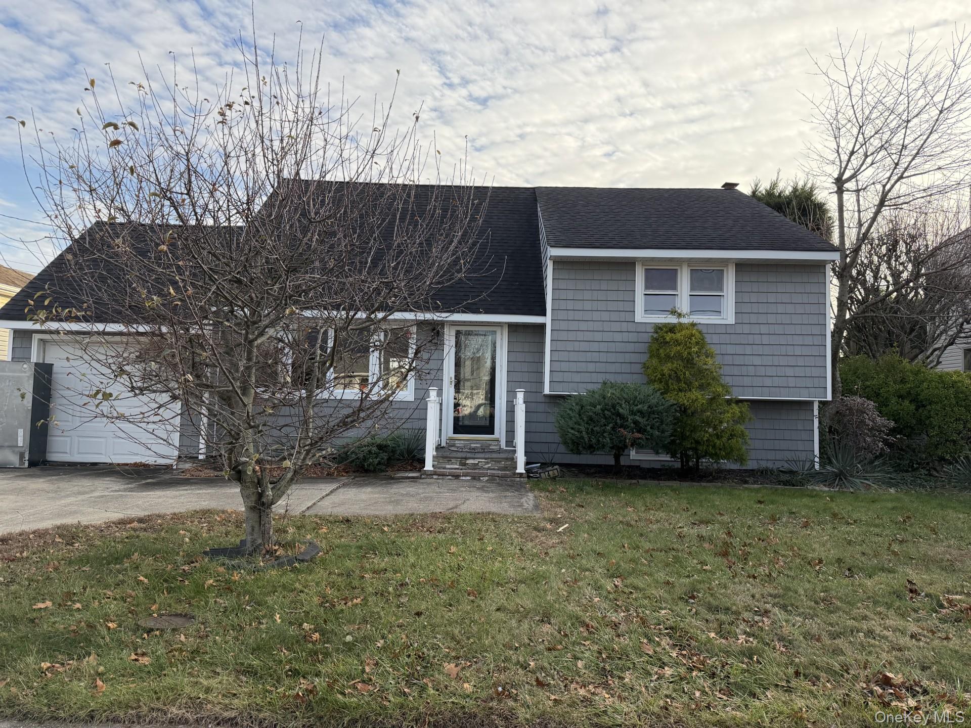 14a Earl Place, Amity Harbor, NY 11701