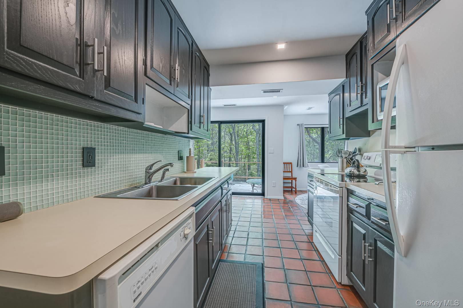 33 Rolling Woods Court, Wainscott, NY 11937