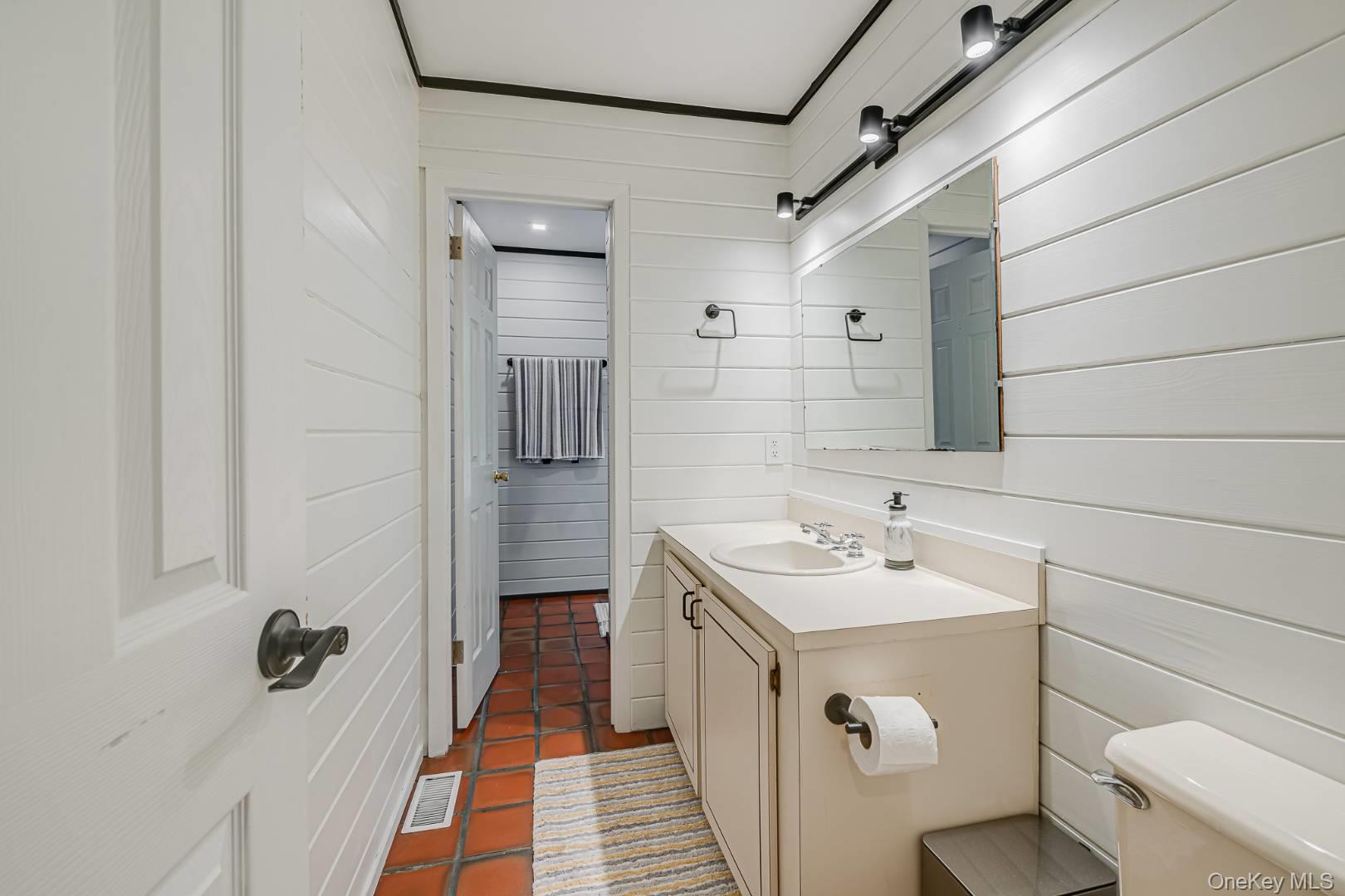 33 Rolling Woods Court, Wainscott, NY 11937