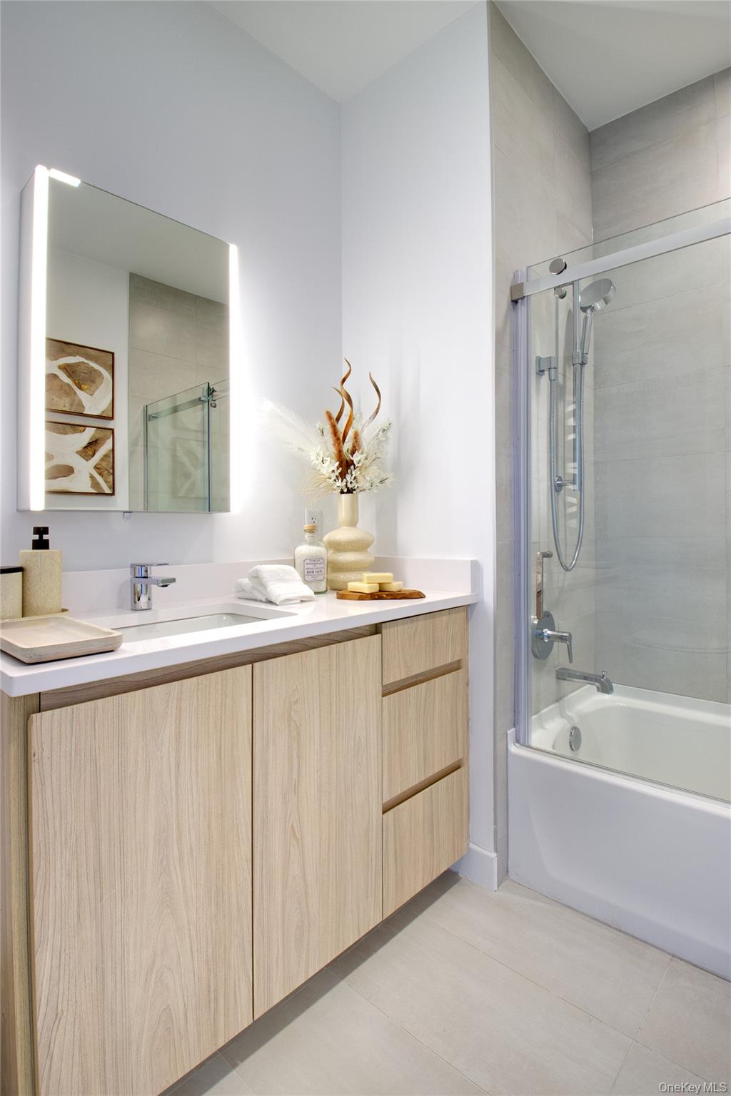 333 Warner Avenue # 414, Roslyn, NY 11576