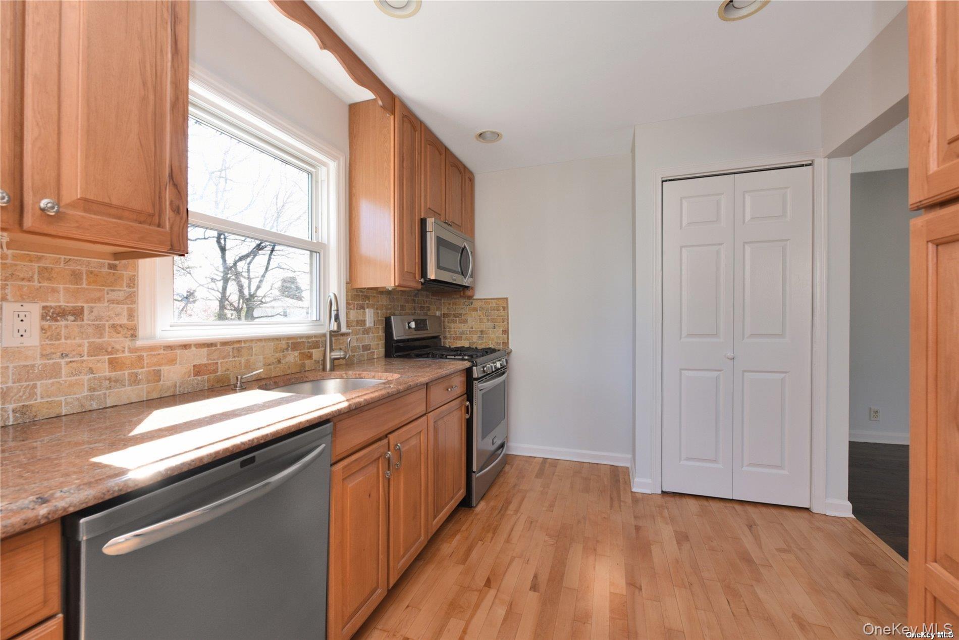 6 Dunes Lane # 2nd Fl, Port Washington, NY 11050