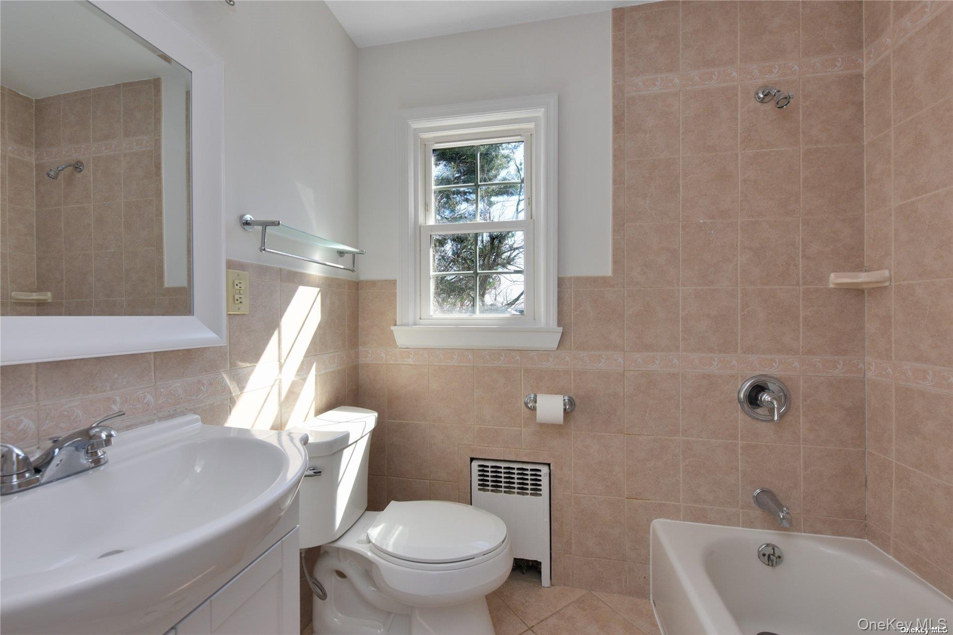 6 Dunes Lane # 2nd Fl, Port Washington, NY 11050