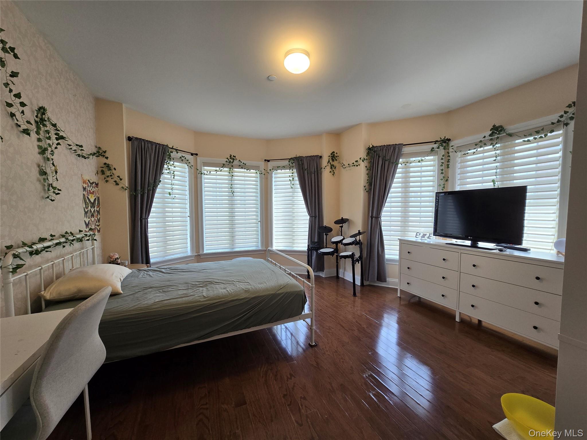 337 Park Crescent, College Point, NY 11356