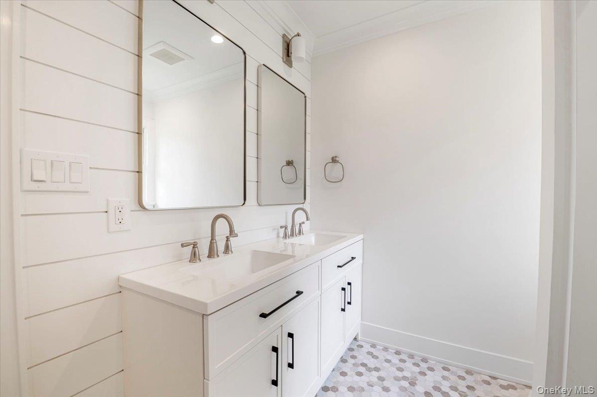 1000 Washington Drive, Centerport, NY 11721