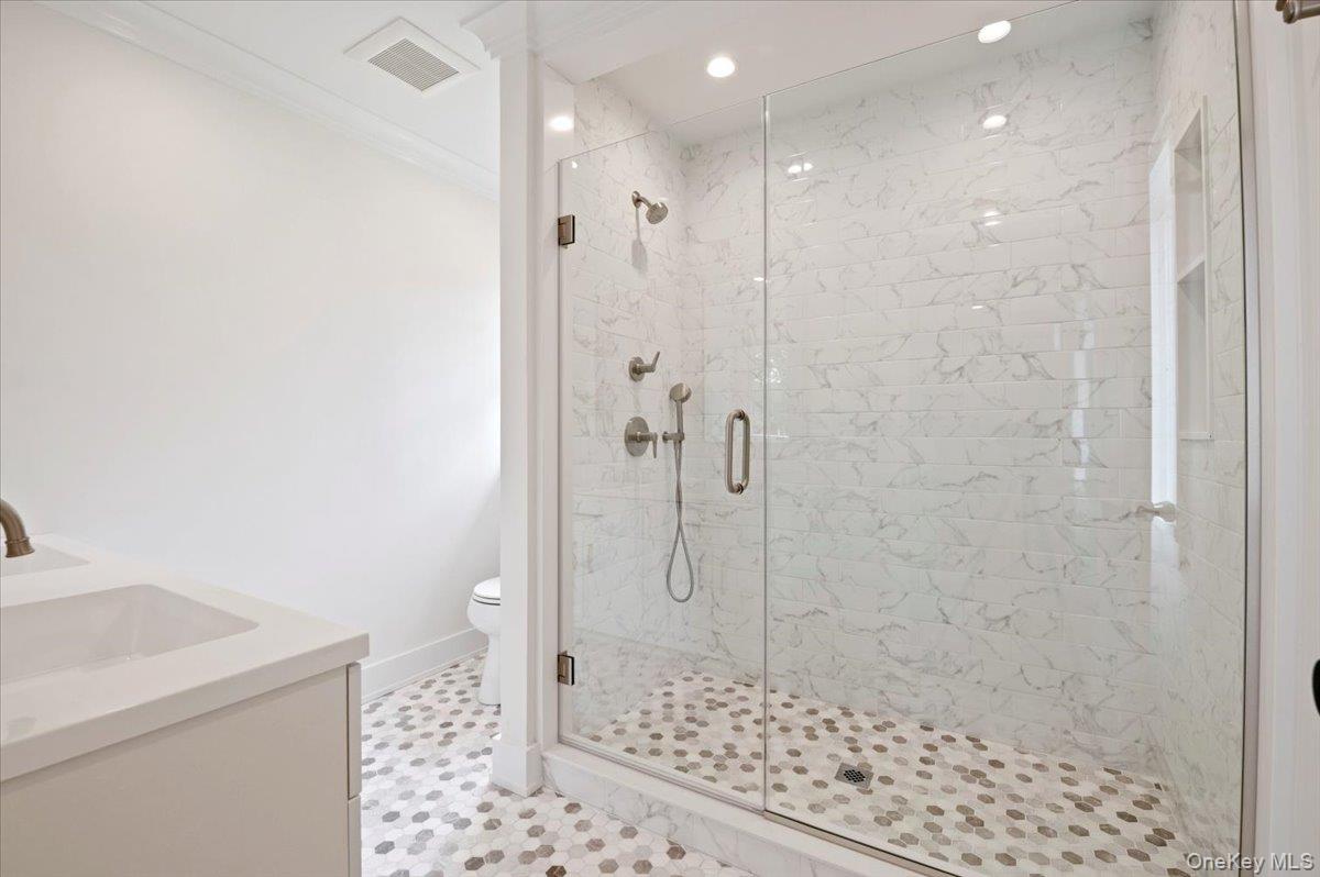 1000 Washington Drive, Centerport, NY 11721