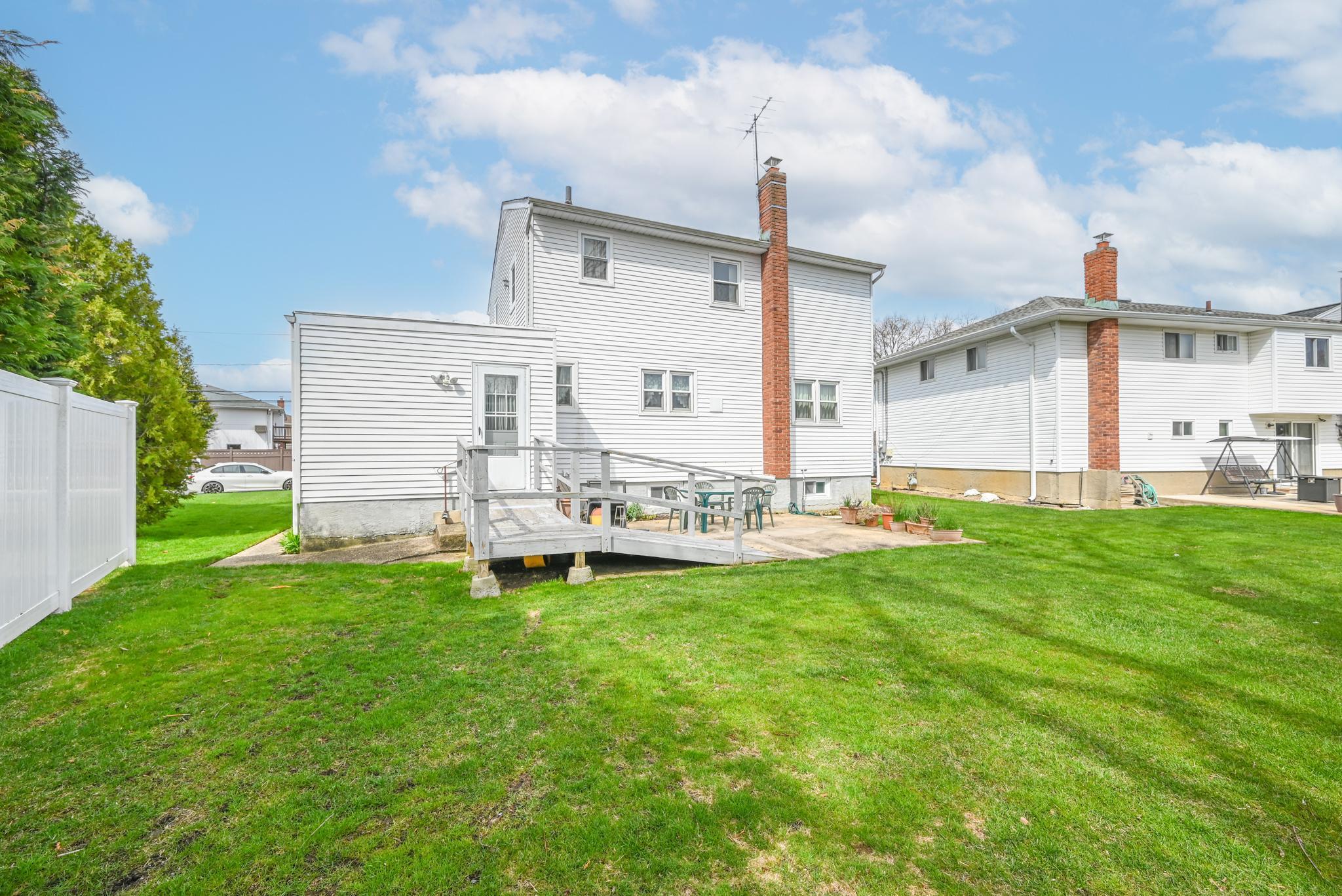 2515 Aron Drive W, Seaford, NY 11783