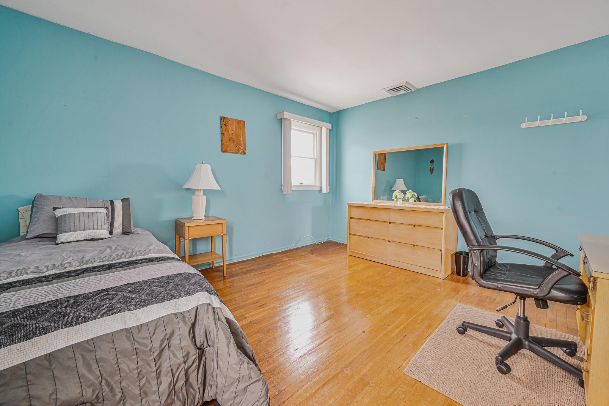 2515 Aron Drive W, Seaford, NY 11783