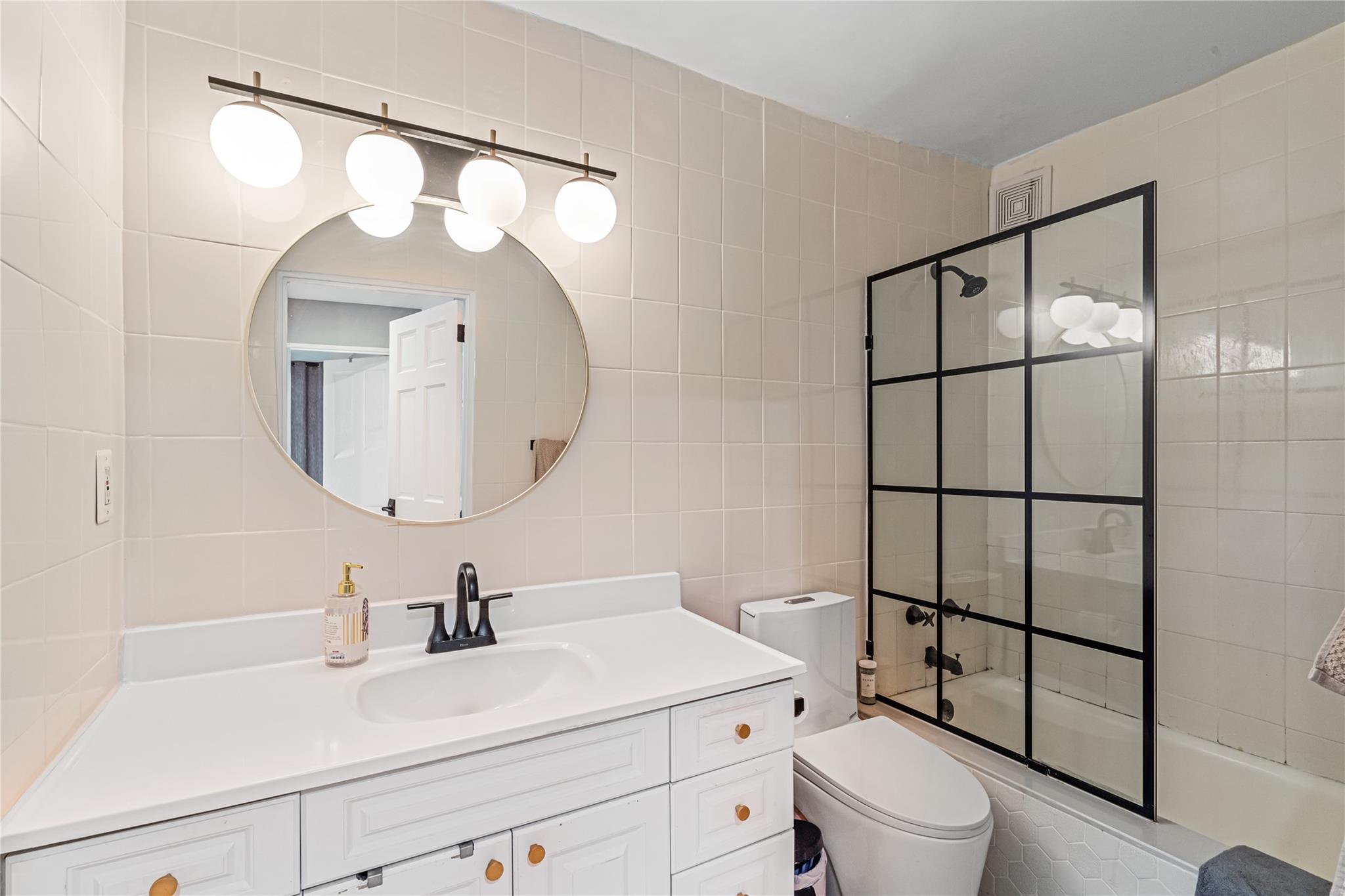 162-40 9th Avenue # 3B, Beechhurst, NY 11357