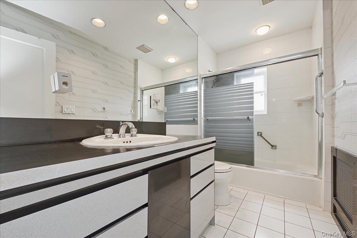 33 Dartmouth Street, Valley Stream, NY 11581