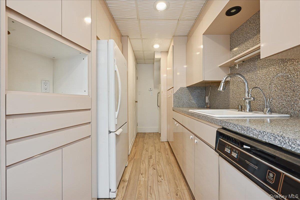 33 Dartmouth Street, Valley Stream, NY 11581