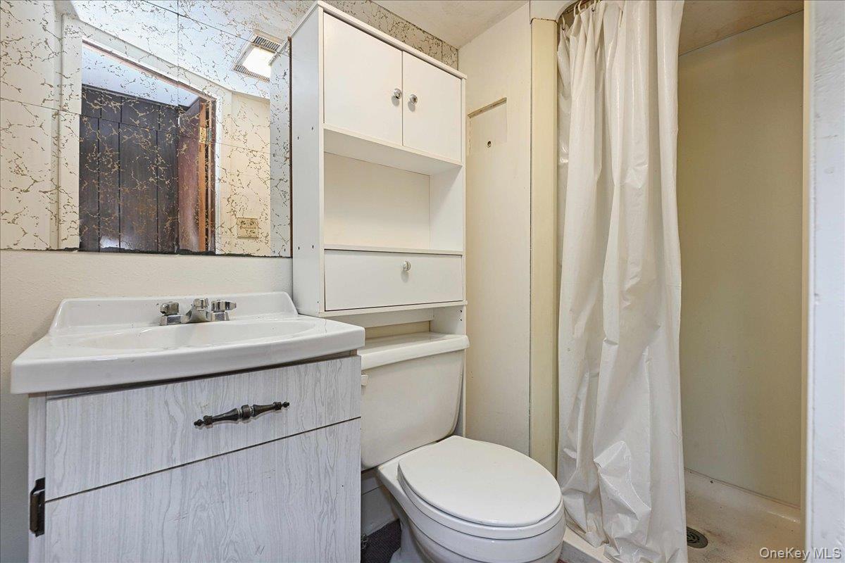 33 Dartmouth Street, Valley Stream, NY 11581