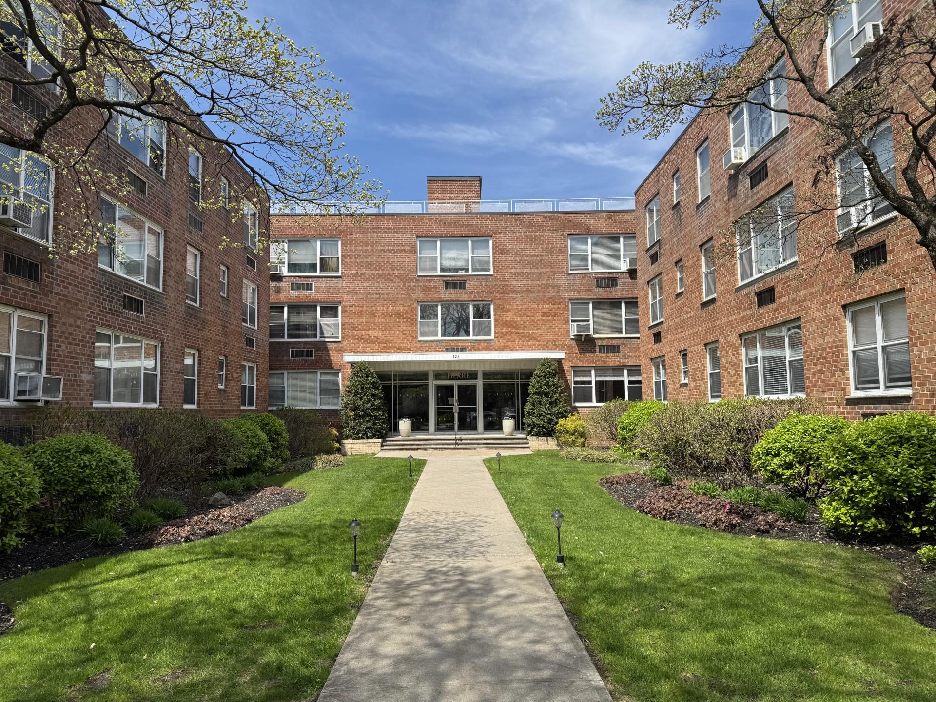125 Main Street # 2U, Port Washington, NY 11050