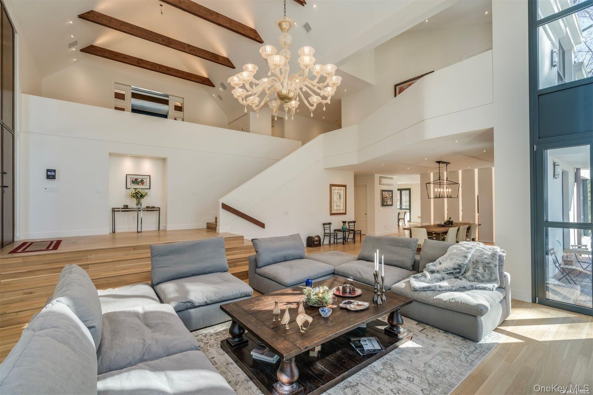 8 Frost Creek Dr, Locust Valley, NY 11560