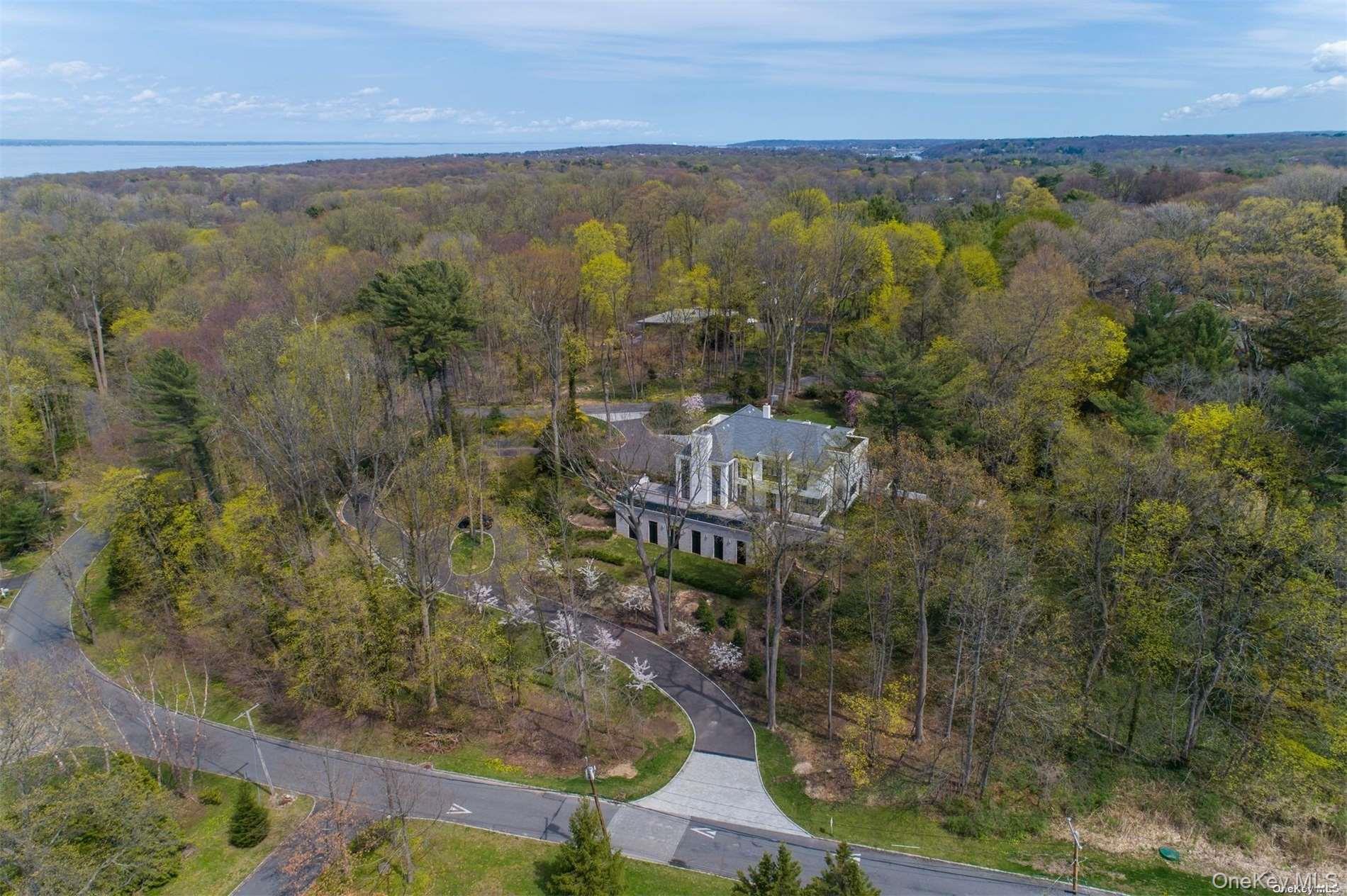 8 Frost Creek Dr, Locust Valley, NY 11560