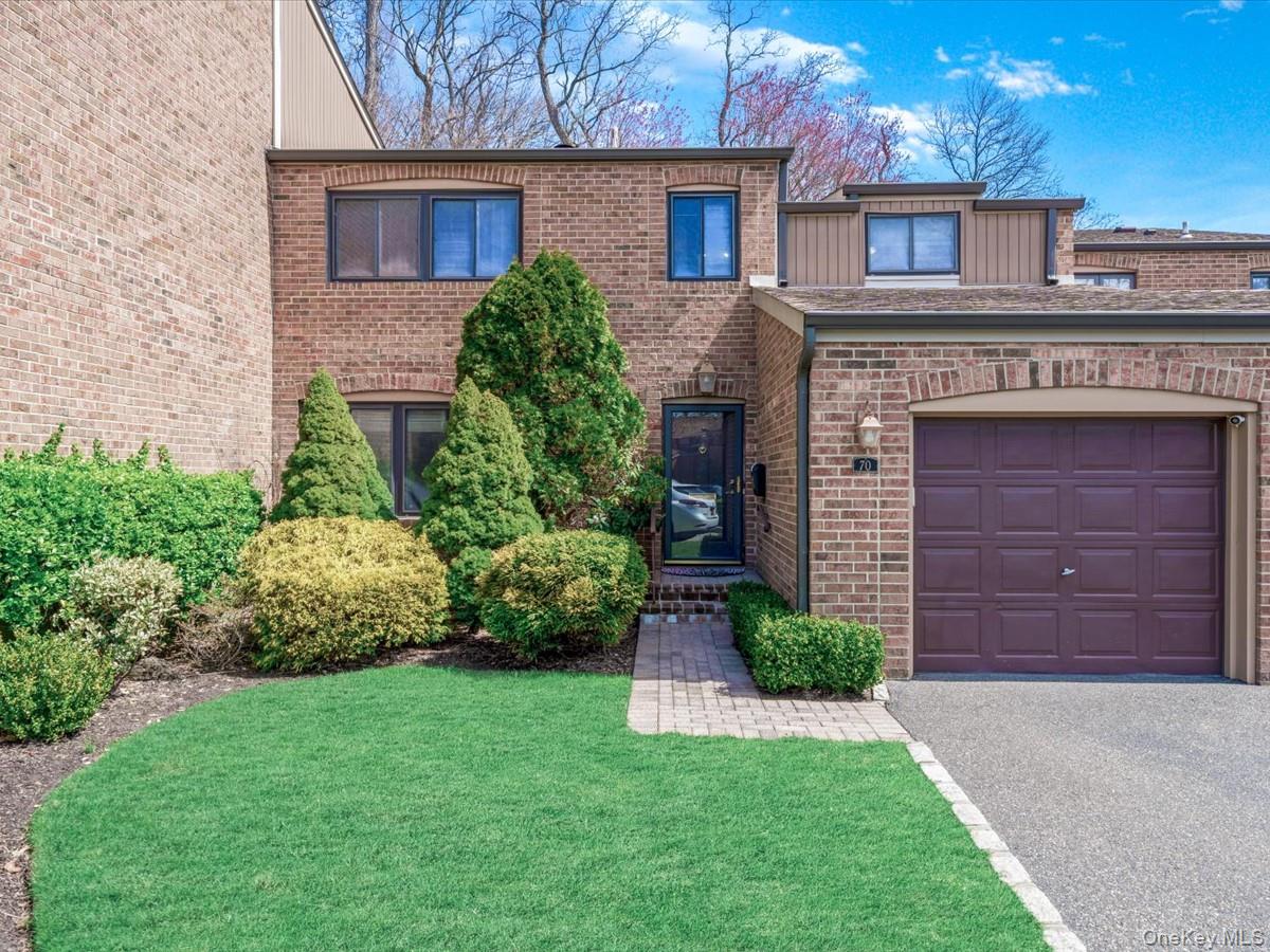 70 Windsor Gate Drive, North Hills, NY 11040