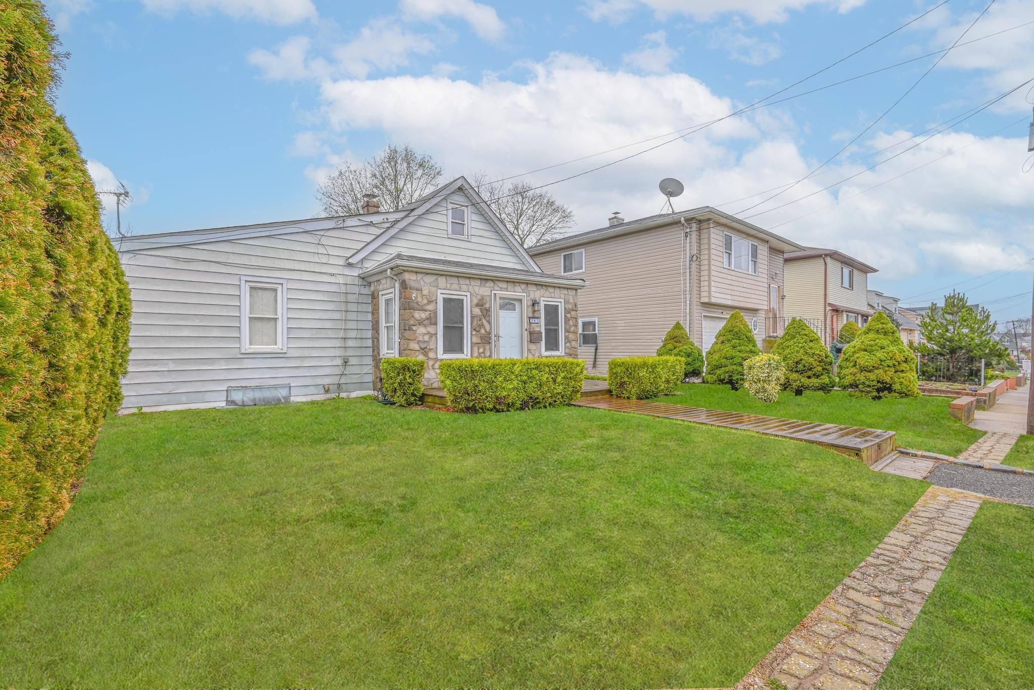 267 Roquette Avenue, Floral Park, NY 11001