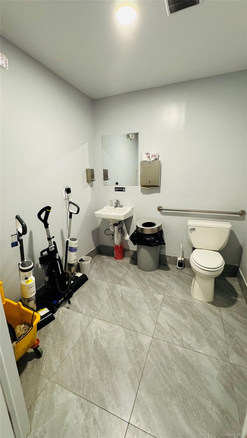 231 Jericho Tpke, New Hyde Park, NY 11040