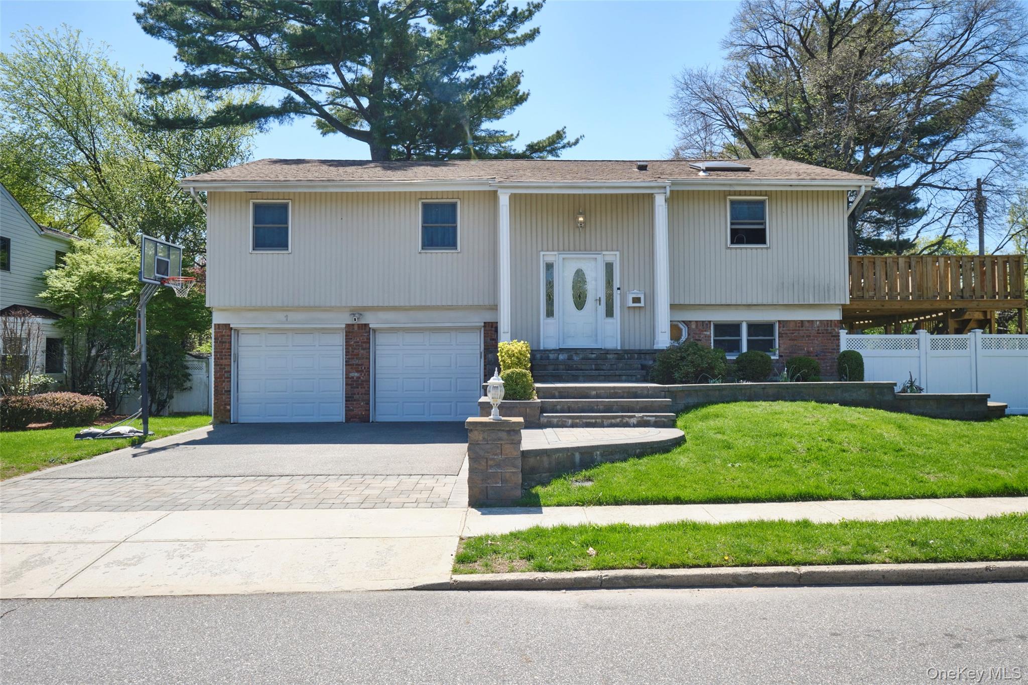 1 Neubrech Court, Jericho, NY 11753