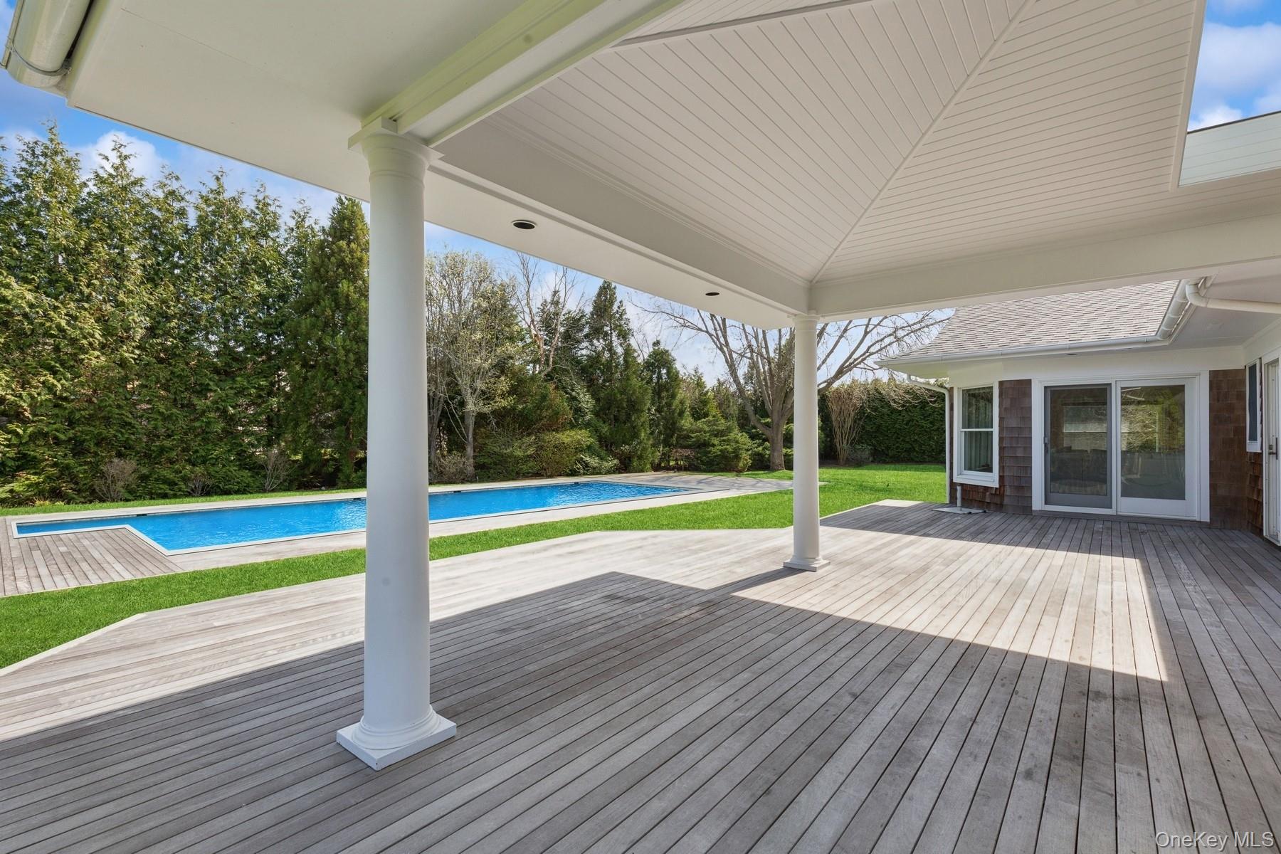 8 Niamogue Lane, Quogue, NY 11959