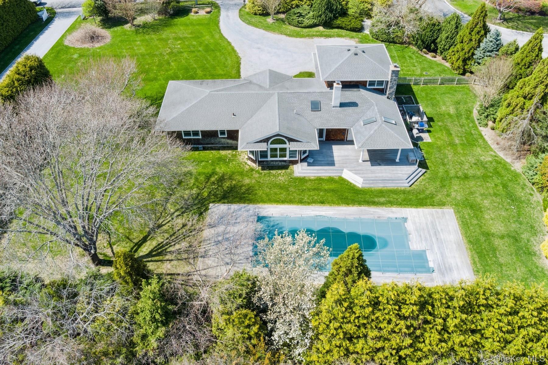 8 Niamogue Lane, Quogue, NY 11959