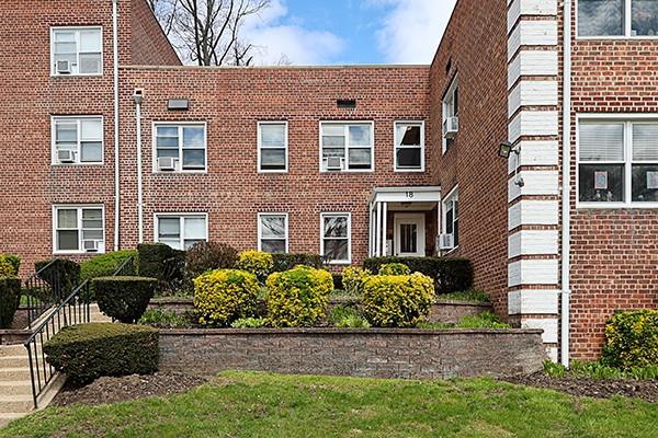 18 Edwards # 2B, Roslyn Heights, NY 11577