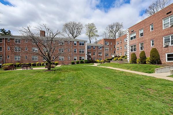 18 Edwards # 2B, Roslyn Heights, NY 11577