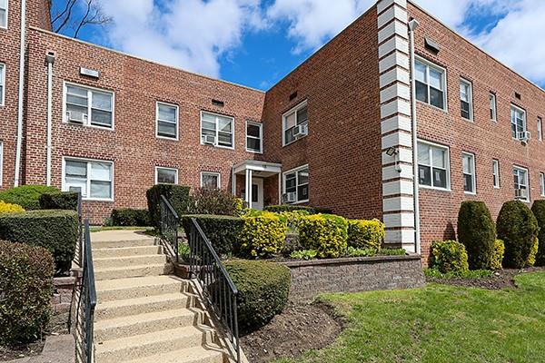 18 Edwards # 2B, Roslyn Heights, NY 11577