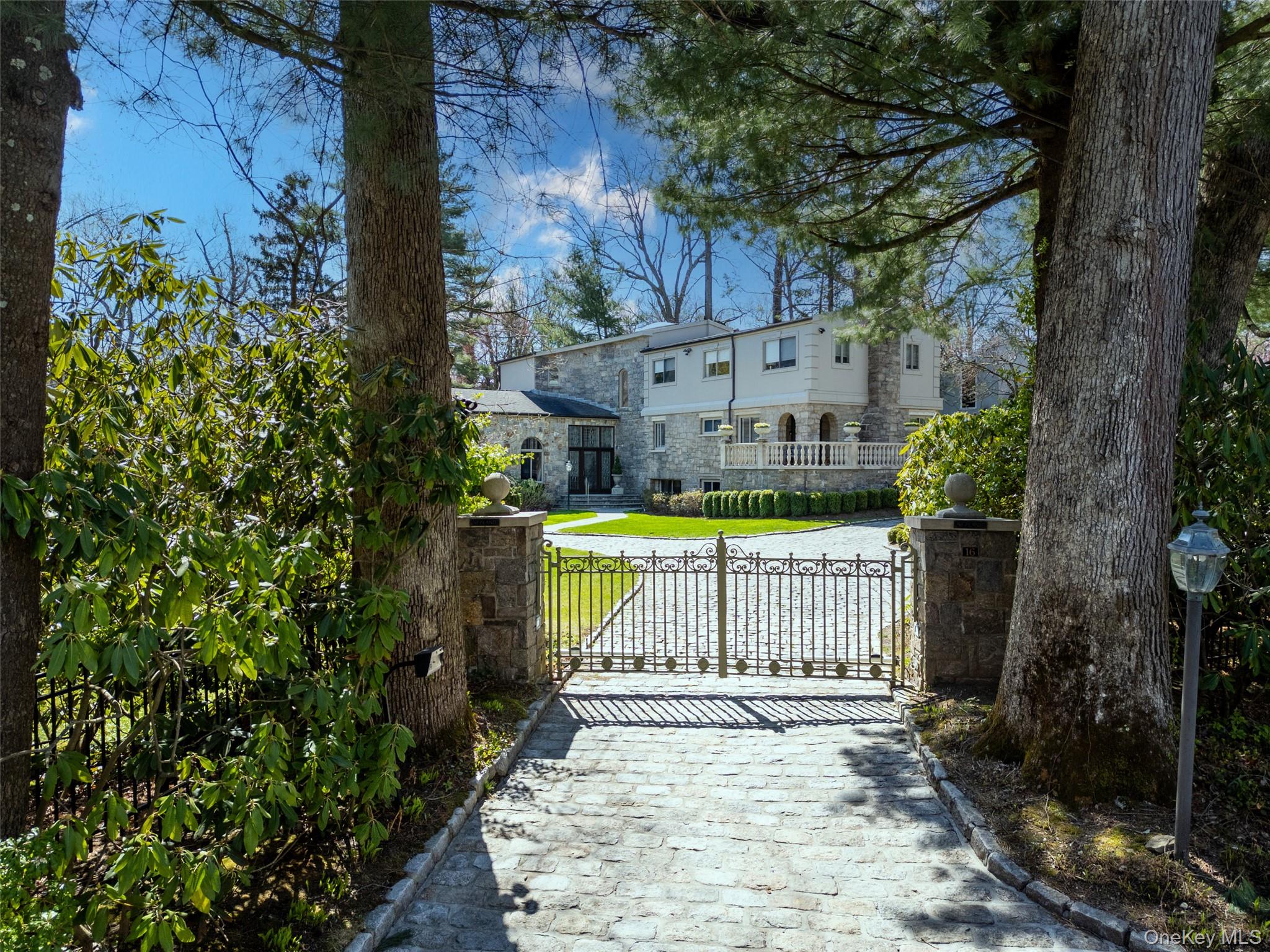 16 High Point Lane, Scarsdale, NY 10583