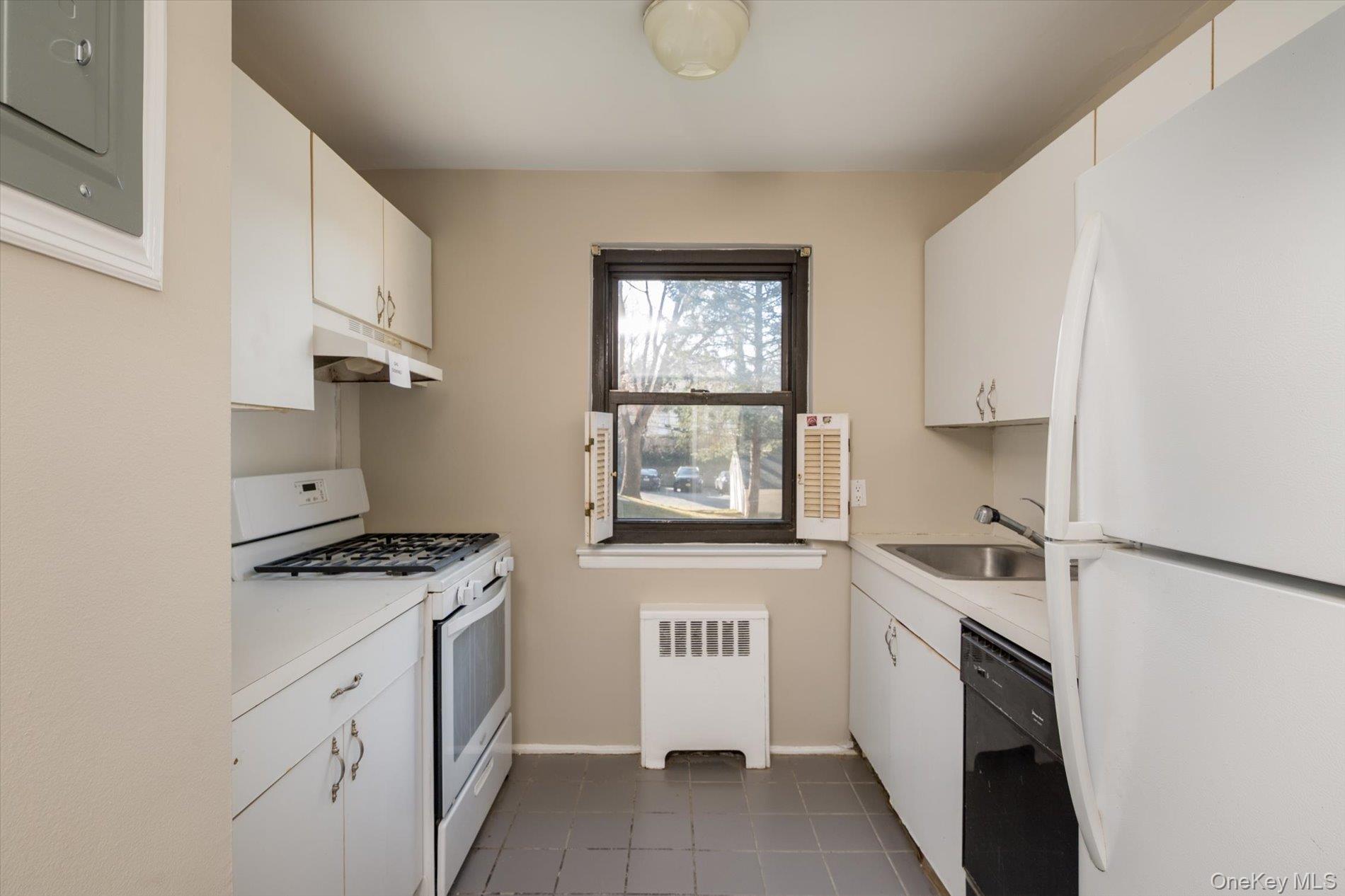 23 West Mill Drive # 9A, Great Neck, NY 11021