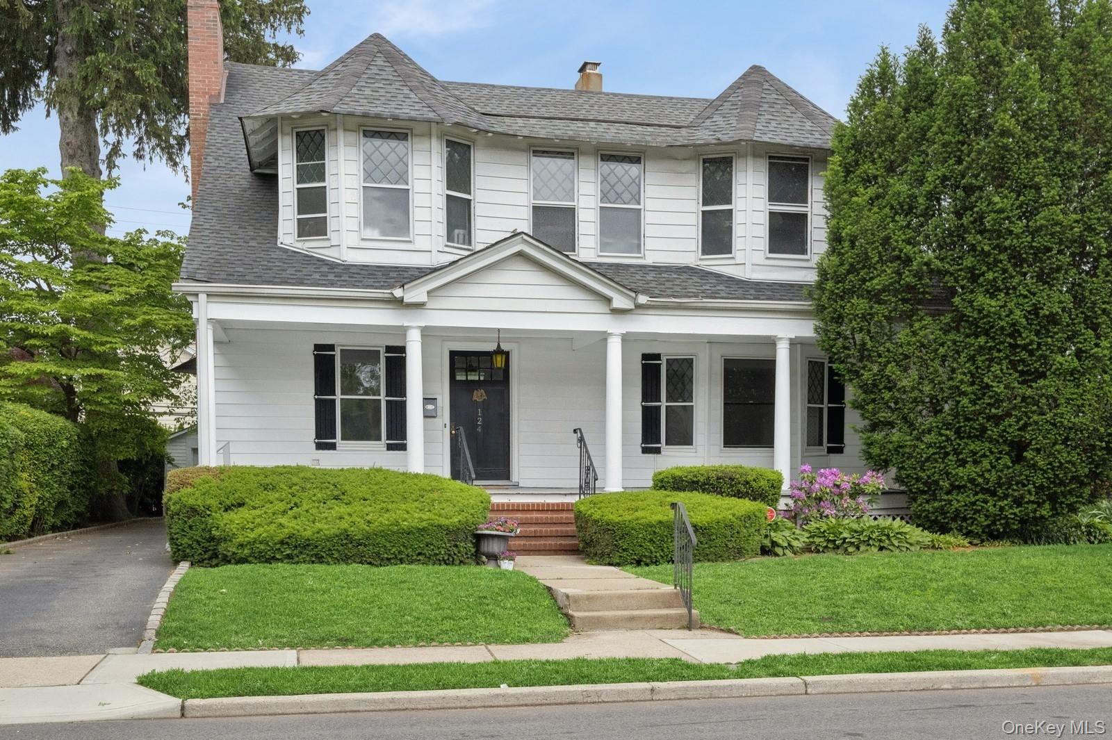 124 Roxbury Road, Garden City, NY 11530