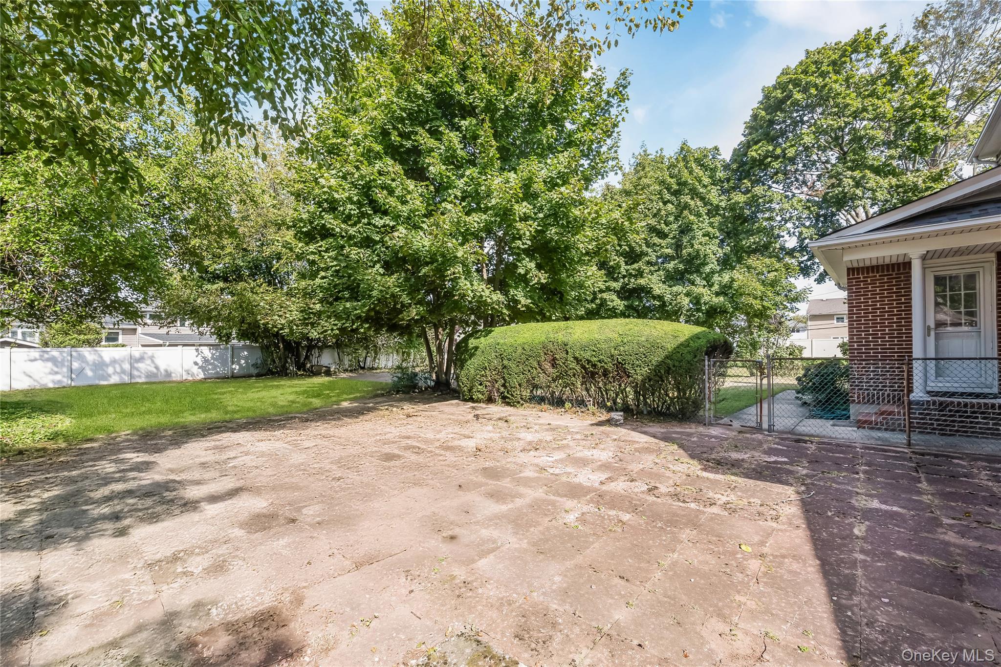 104 Grohmans Lane, Plainview, NY 11803