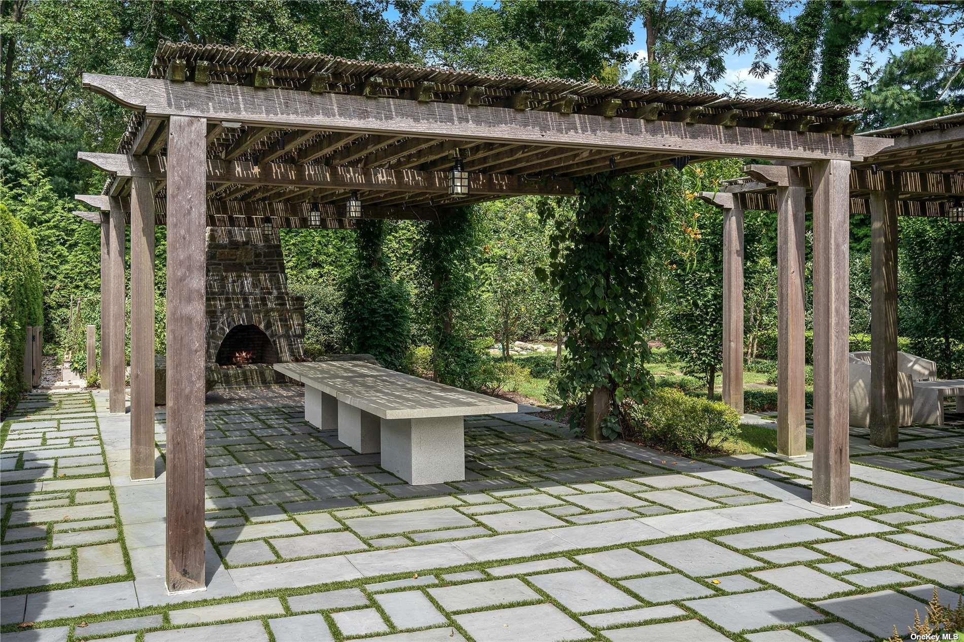 339 Duck Pond Road, Locust Valley, NY 11560