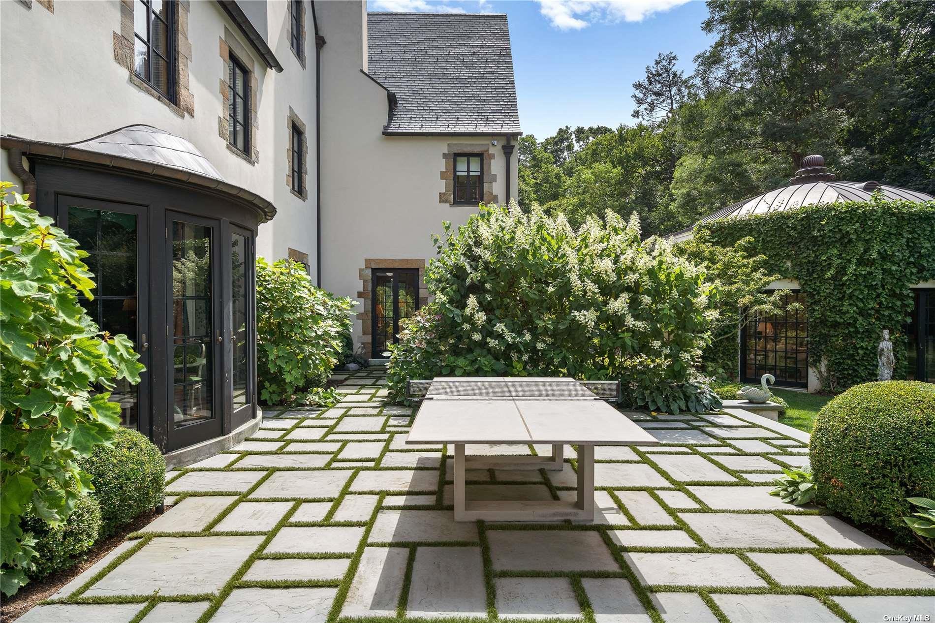 339 Duck Pond Road, Locust Valley, NY 11560