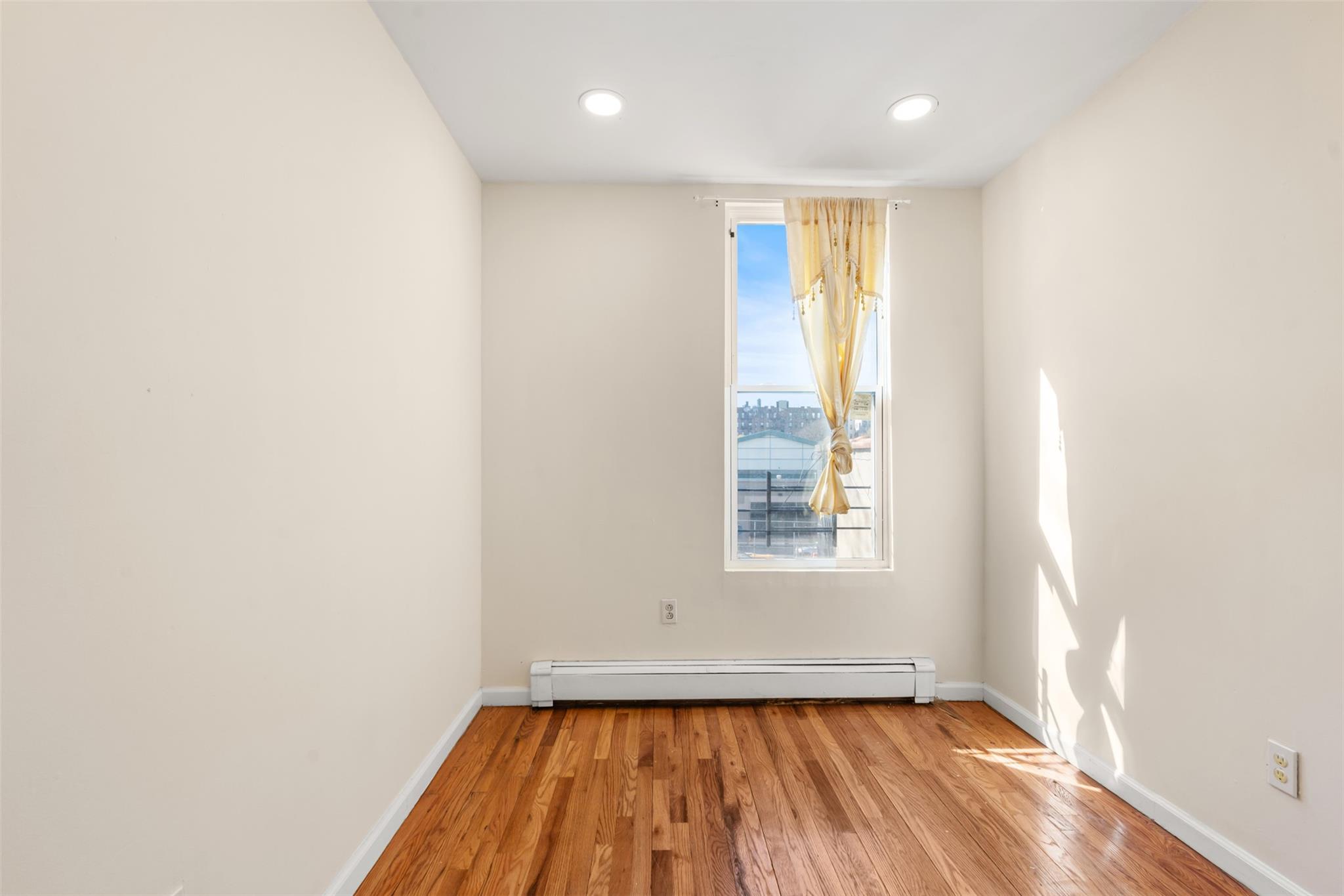 4392 Park Avenue, Bronx, NY 10457