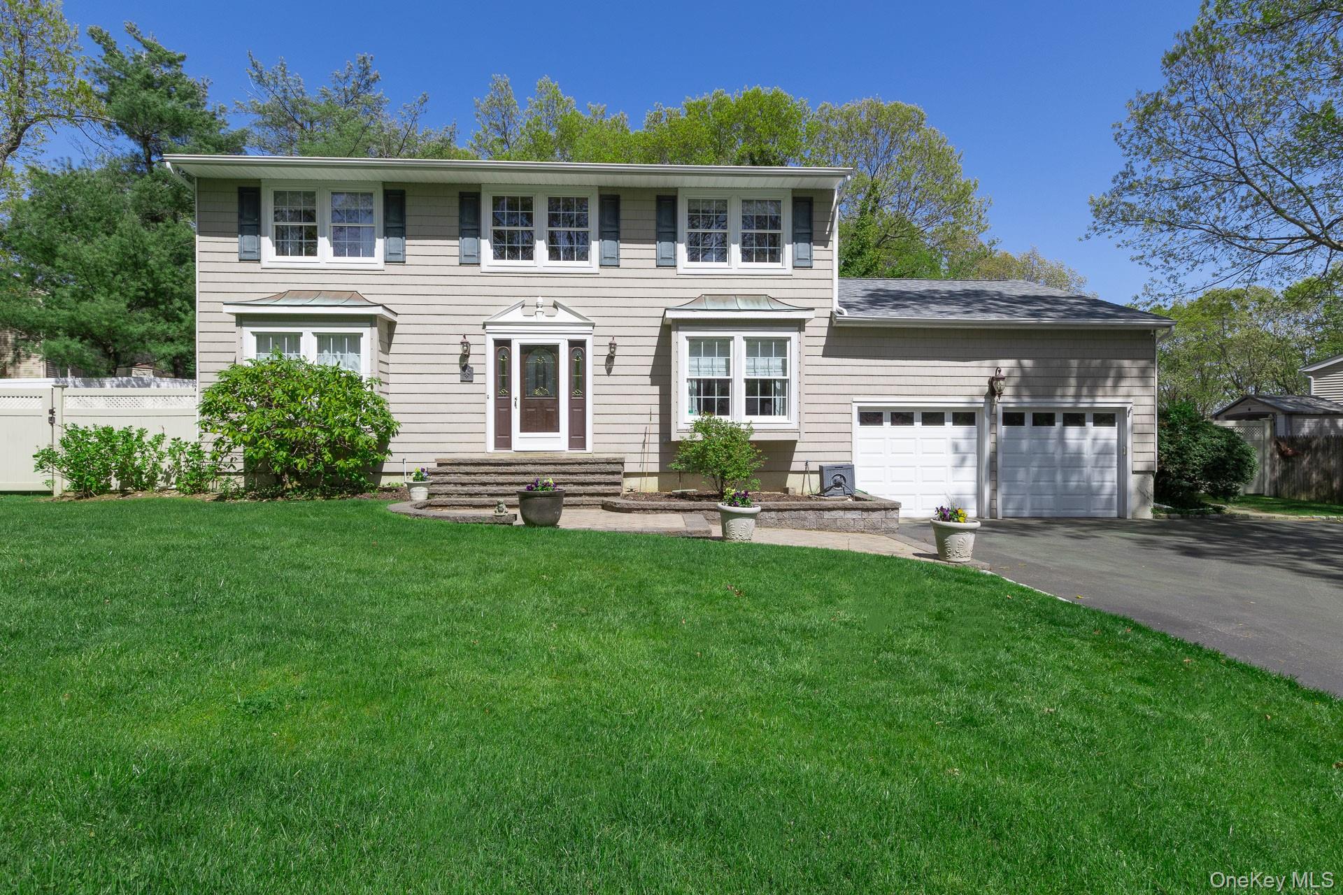 12 Cedar Ridge Lane, Dix Hills, NY 11746
