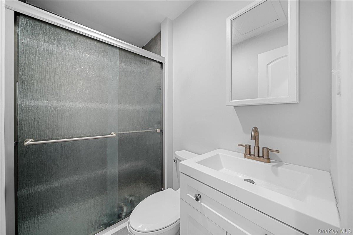 864 S Walnut Street, Lindenhurst, NY 11757