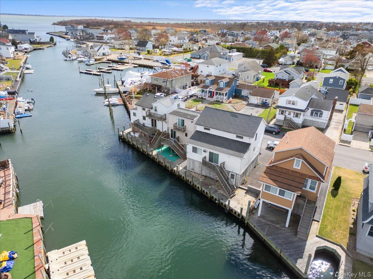 864 S Walnut Street, Lindenhurst, NY 11757