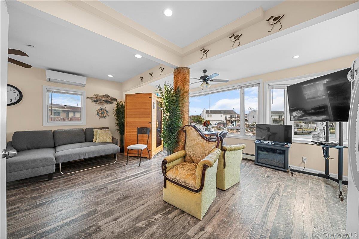 864 S Walnut Street, Lindenhurst, NY 11757