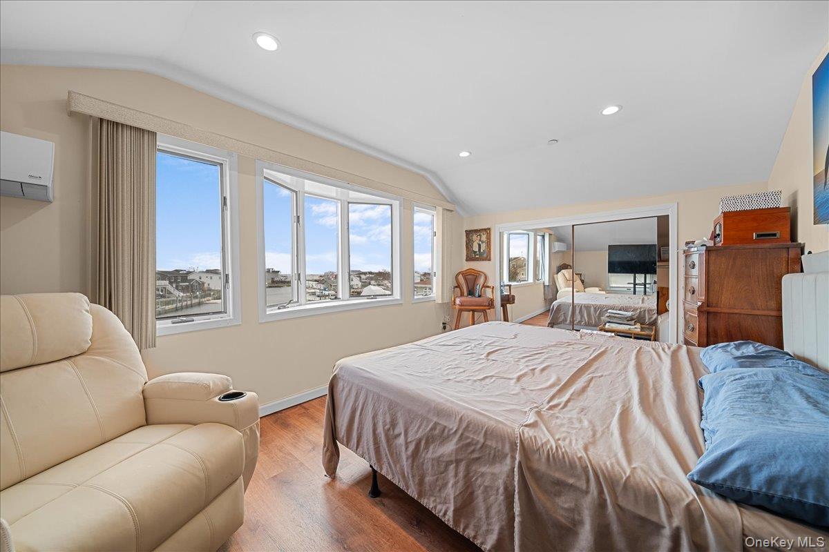 864 S Walnut Street, Lindenhurst, NY 11757