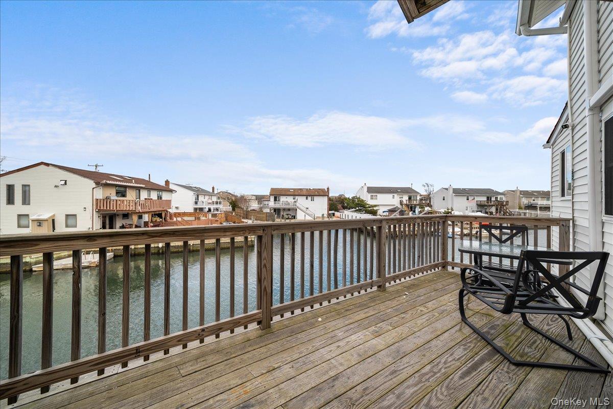 864 S Walnut Street, Lindenhurst, NY 11757