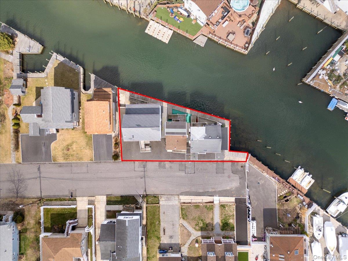 864 S Walnut Street, Lindenhurst, NY 11757