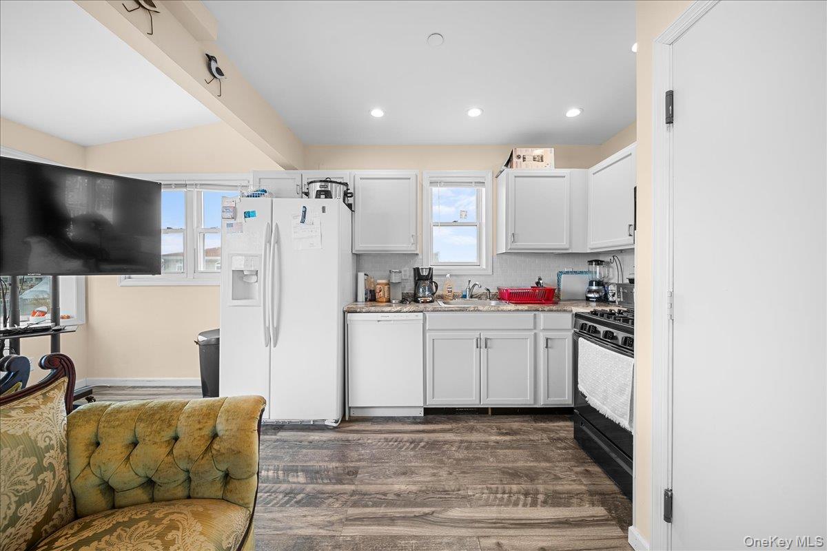 864 S Walnut Street, Lindenhurst, NY 11757