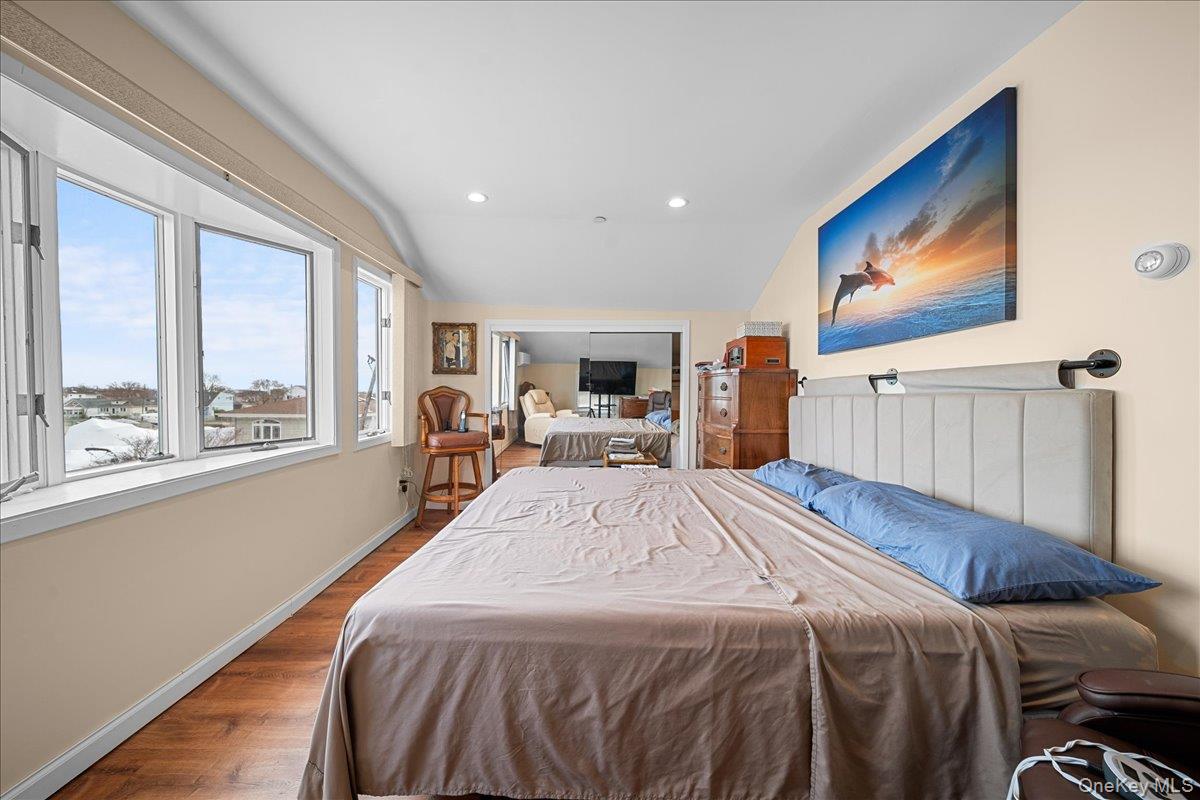 864 S Walnut Street, Lindenhurst, NY 11757