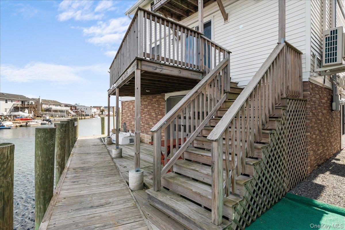 864 S Walnut Street, Lindenhurst, NY 11757