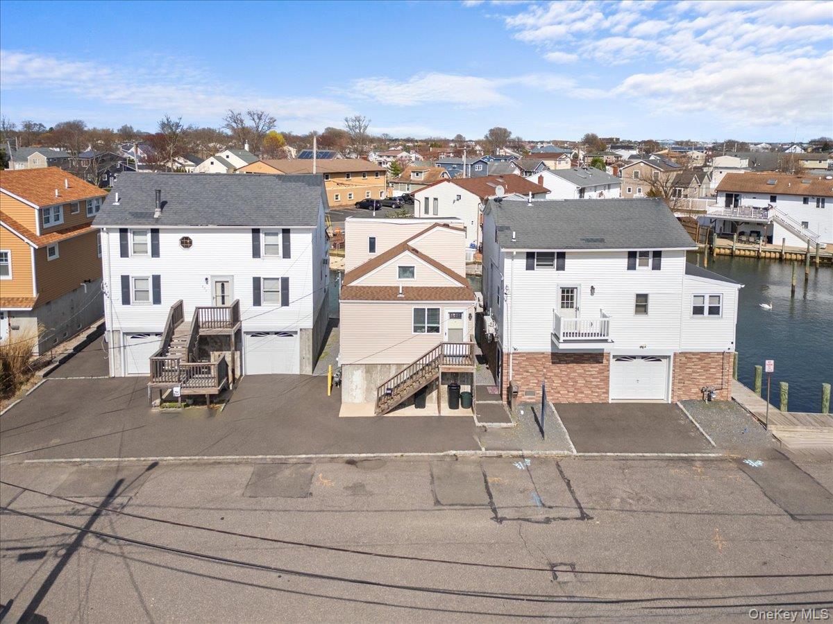 864 S Walnut Street, Lindenhurst, NY 11757