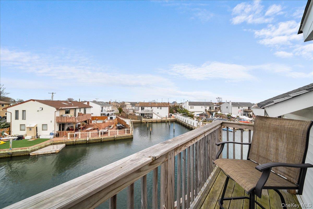 864 S Walnut Street, Lindenhurst, NY 11757