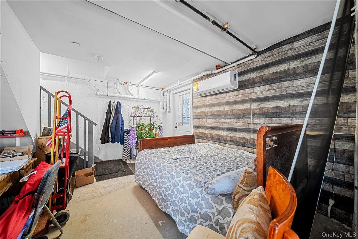 864 S Walnut Street, Lindenhurst, NY 11757