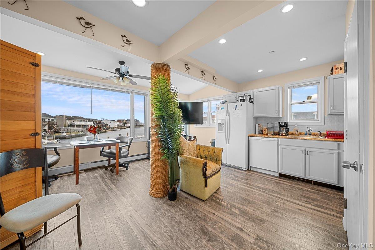 864 S Walnut Street, Lindenhurst, NY 11757