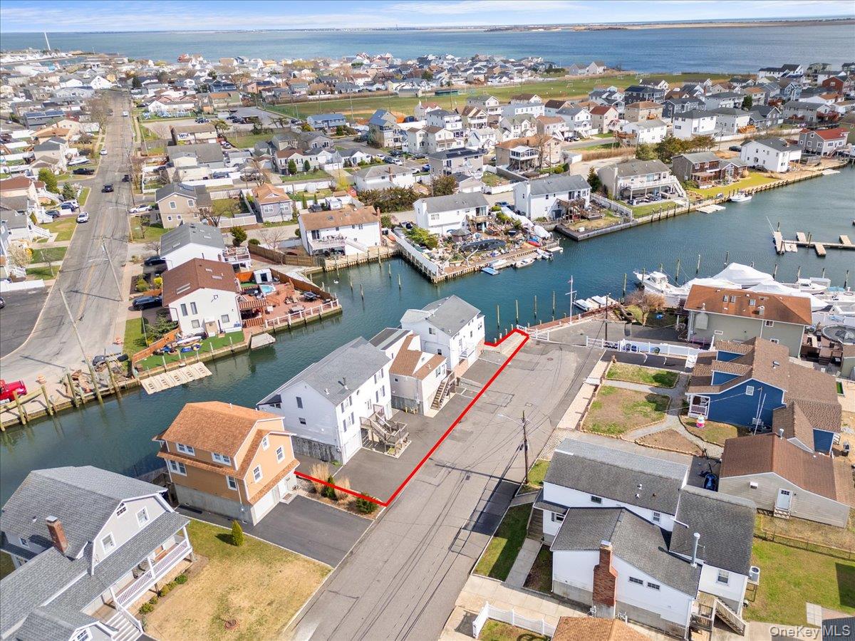 864 S Walnut Street, Lindenhurst, NY 11757