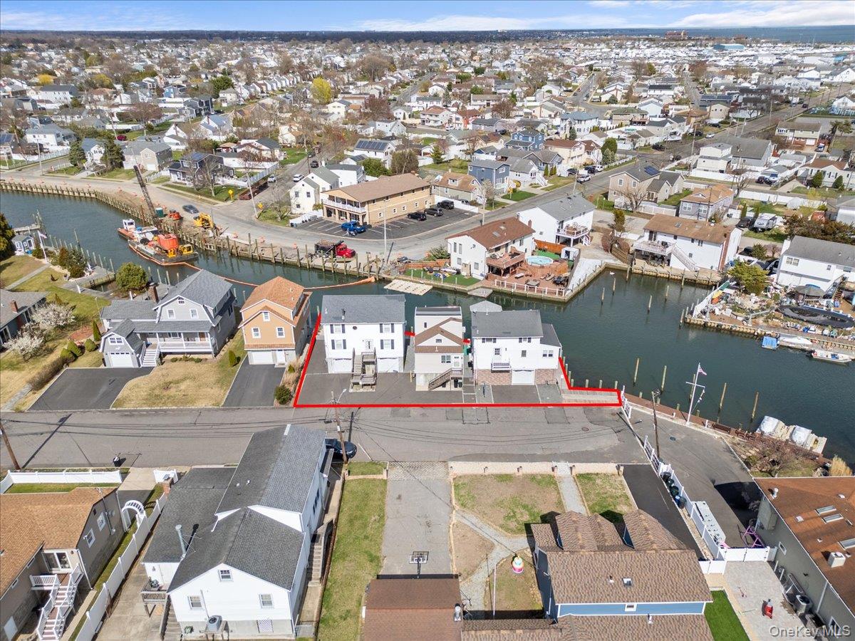 864 S Walnut Street, Lindenhurst, NY 11757